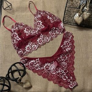 NWOT Crimson and White Lace Bralette and Panty Set. Size 4 X
